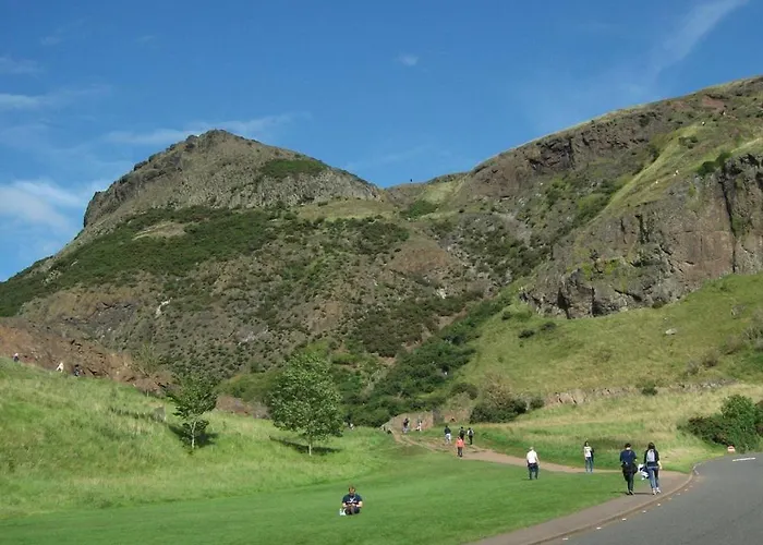 2 Bedrooms Flat Central Edinburgh, Sleeps 6, In The Shadow Of Holyrood Park And Arthur's Seat With Free Parking, Two Bed דירה אדינבורו