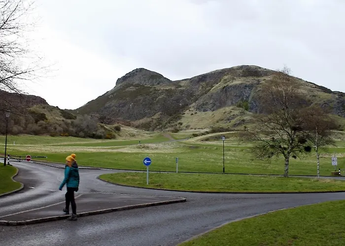 2 Bedrooms Flat Central Edinburgh, Sleeps 6, In The Shadow Of Holyrood Park And Arthur's Seat With Free Parking, Two Bed דירה אדינבורו