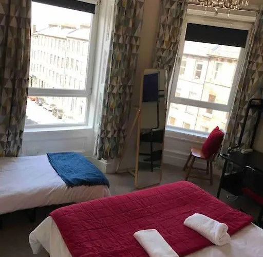 3 Bedrooms In Blackwood Crescent Edinburgh