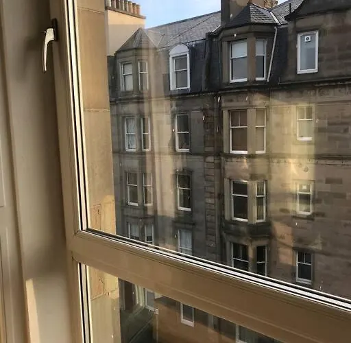 Apartment 3 Bedrooms In Blackwood Crescent *