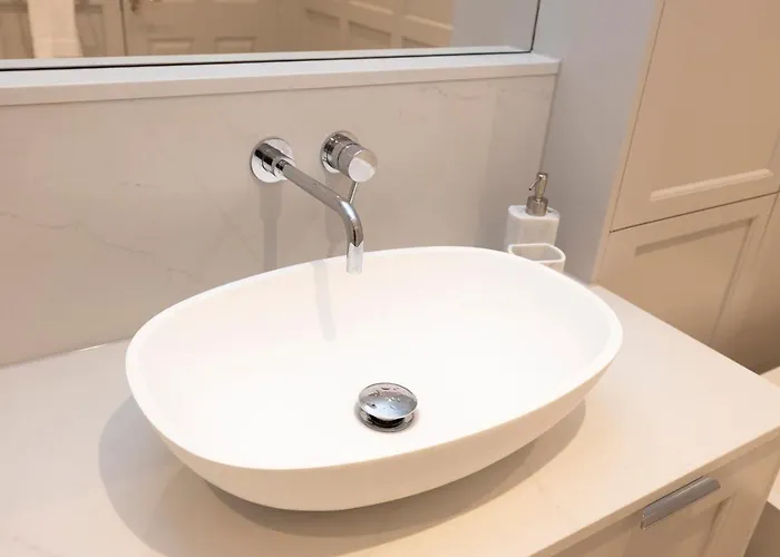 Deluxe 3-bedroom On Princes Street Overlooking Castle *