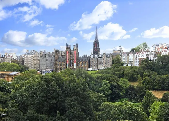 Deluxe 3-bedroom On Princes Street Overlooking Castle Appartamento