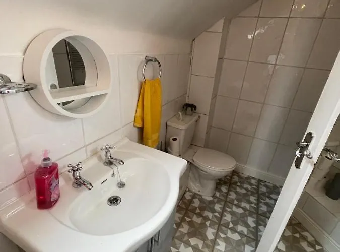 1 Bed Flat At Drum Street Daire