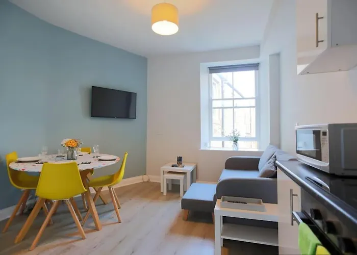Cosy & Broughton 2br Near Centre Lejlighed