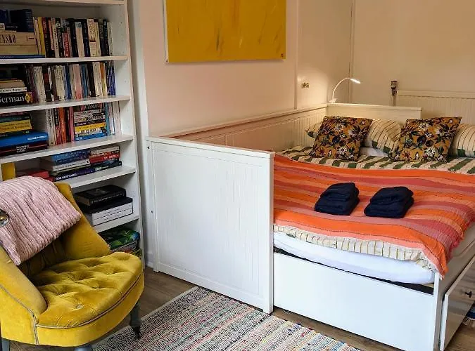 Проживание в семье Private With Terrace And Free Parking *