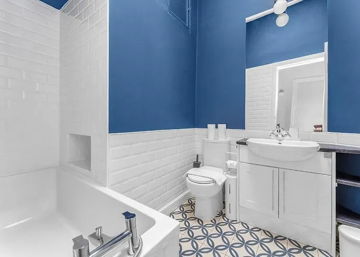 Bright And Spacious Flat Overlooking The Meadows شقة