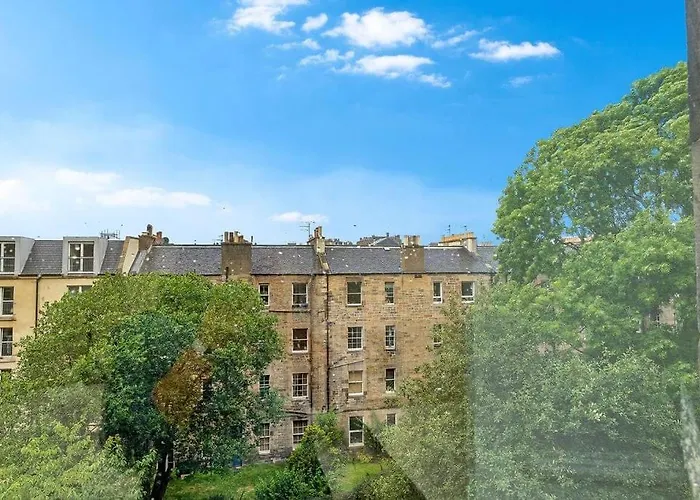 Bright And Spacious Flat Overlooking The Meadows شقة