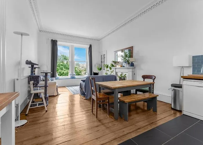 Bright And Spacious Flat Overlooking The Meadows *