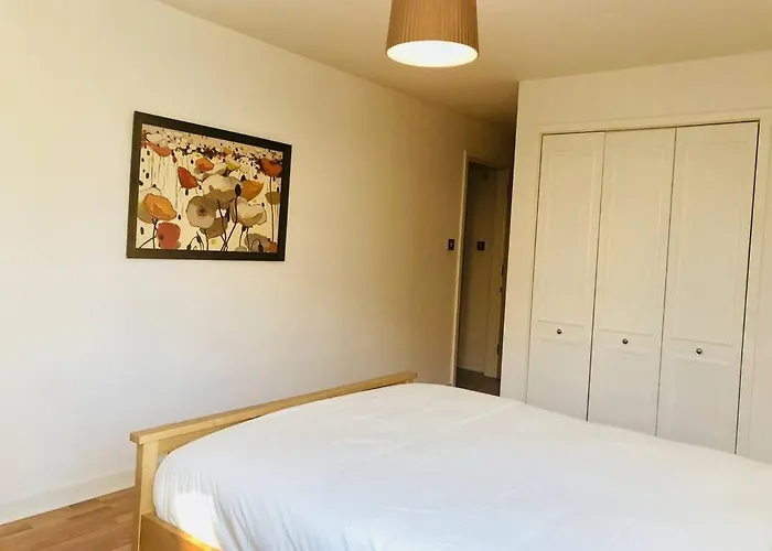 דירה Spacious Retreat At Prime Location With Free Parking& Balcony