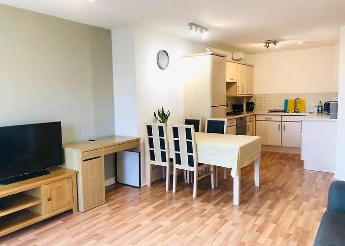 Spacious Retreat At Prime Location With Free Parking& Balcony דירה *