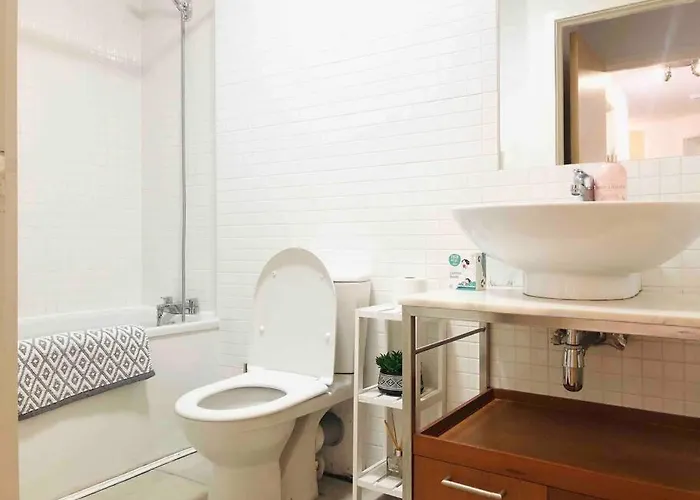 Spacious Retreat At Prime Location With Free Parking& Balcony