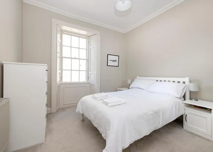 Elegant 2-bedroom In Centre Apartment *