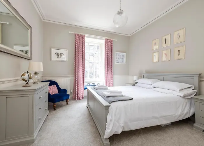 Elegant 2-bedroom In Centre *