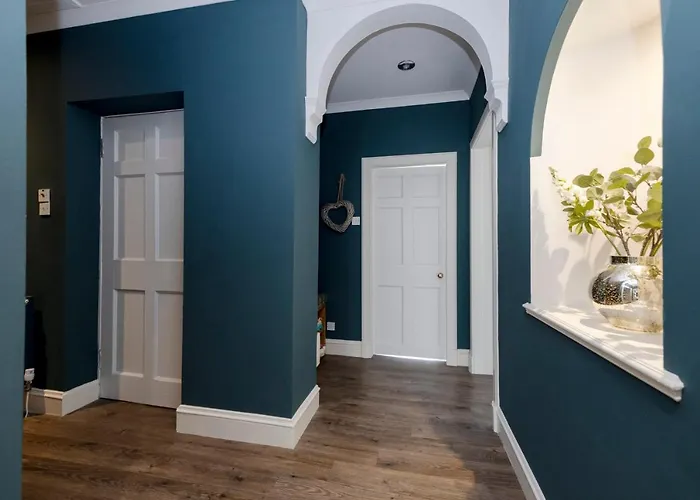 Elegant 2-bedroom In Centre Apartment *