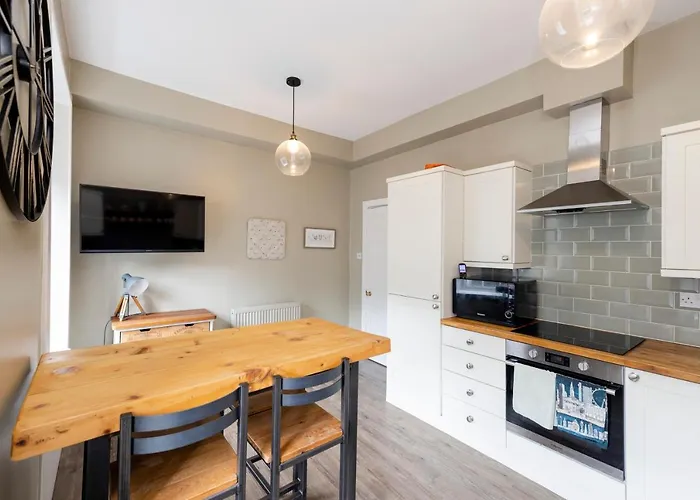 Elegant 2-bedroom In Centre Apartment *