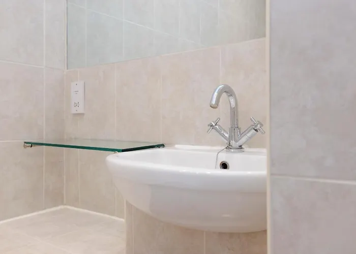 Elegant 2-bedroom In Centre Apartment *
