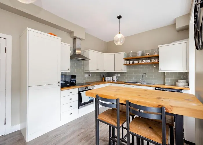 Elegant 2-bedroom In Centre *