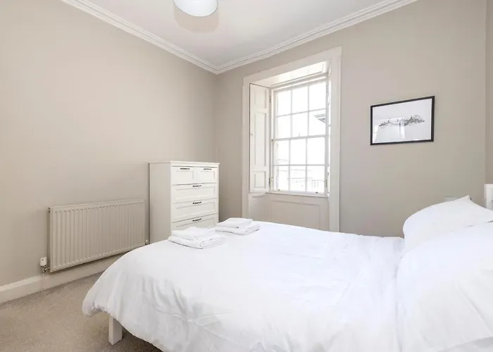 Elegant 2-bedroom In Centre Edinburgh