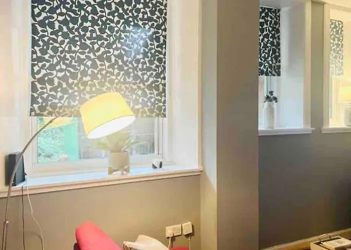 Large 2 Bedroom, Ground Floor Flat, Close To * אדינבורו