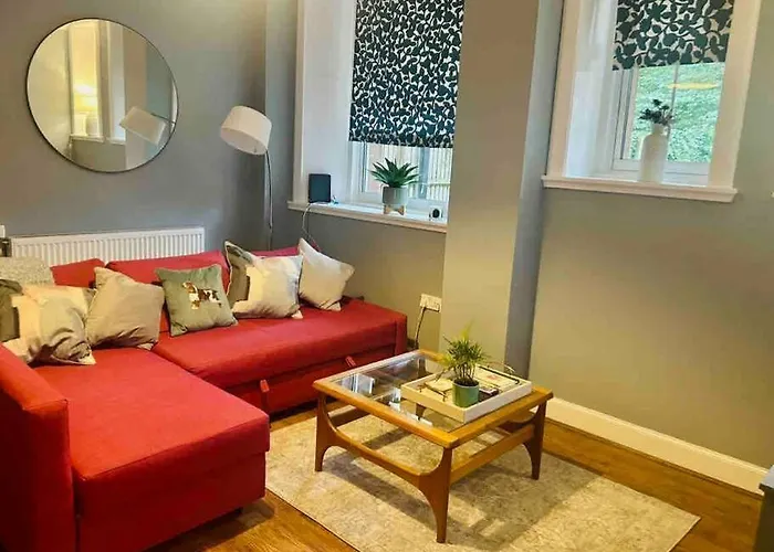 Large 2 Bedroom, Ground Floor Flat, Close To דירה *