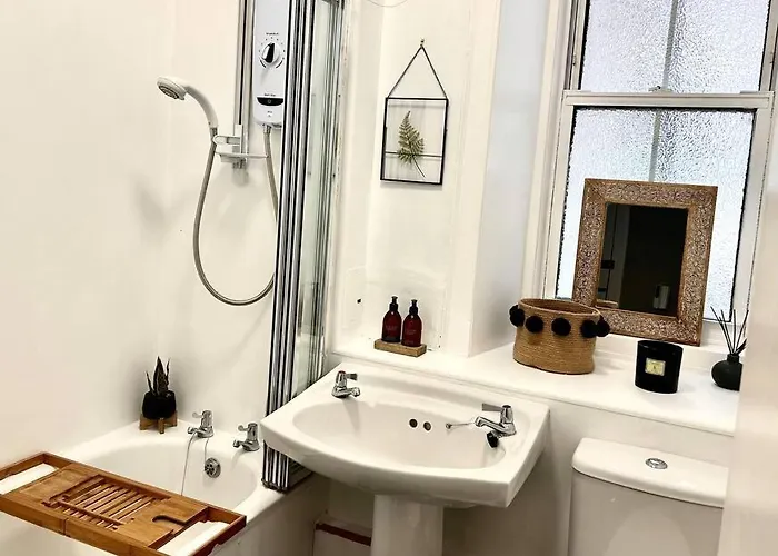 Large 2 Bedroom, Ground Floor Flat, Close To דירה אדינבורו