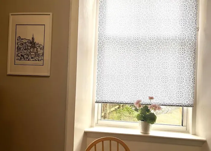 Large 2 Bedroom, Ground Floor Flat, Close To *