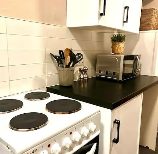 Large 2 Bedroom, Ground Floor Flat, Close To דירה אדינבורו