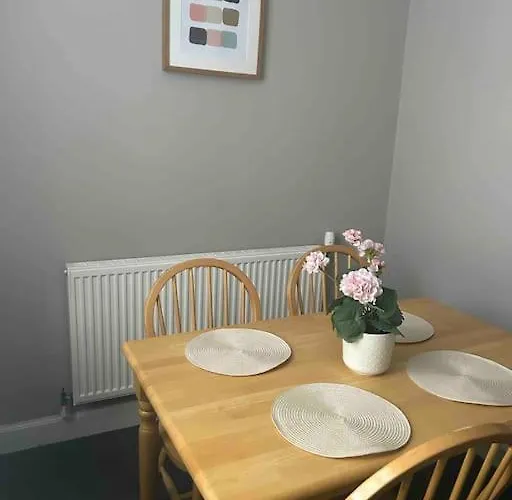 Large 2 Bedroom, Ground Floor Flat, Close To דירה