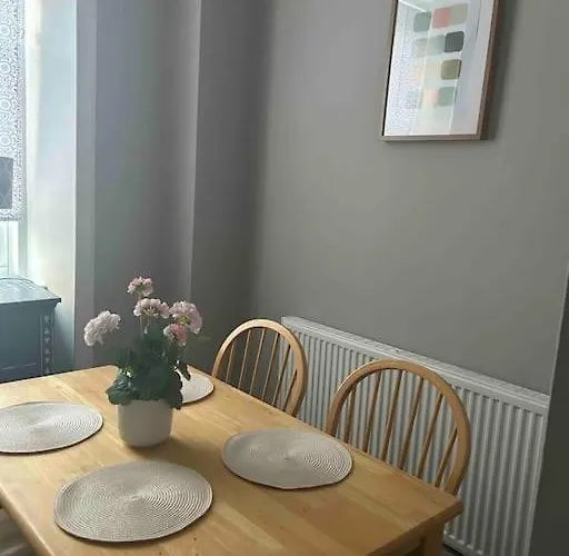 Large 2 Bedroom, Ground Floor Flat, Close To דירה *