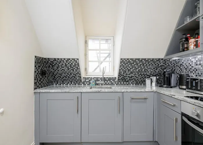 דירה Historic Ramsay Garden Apt With Balcony Views - Pass The Keys אדינבורו