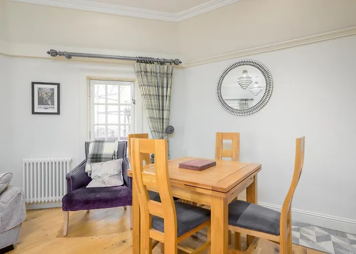 דירה Historic Ramsay Garden Apt With Balcony Views - Pass The Keys אדינבורו