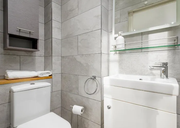 דירה Historic Ramsay Garden Apt With Balcony Views - Pass The Keys אדינבורו