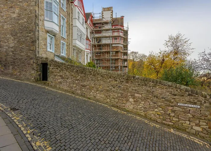 Historic Ramsay Garden Apt With Balcony Views - Pass The Keys אדינבורו