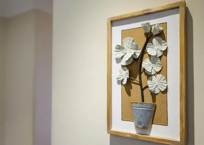 Historic Ramsay Garden Apt With Balcony Views - Pass The Keys אדינבורו