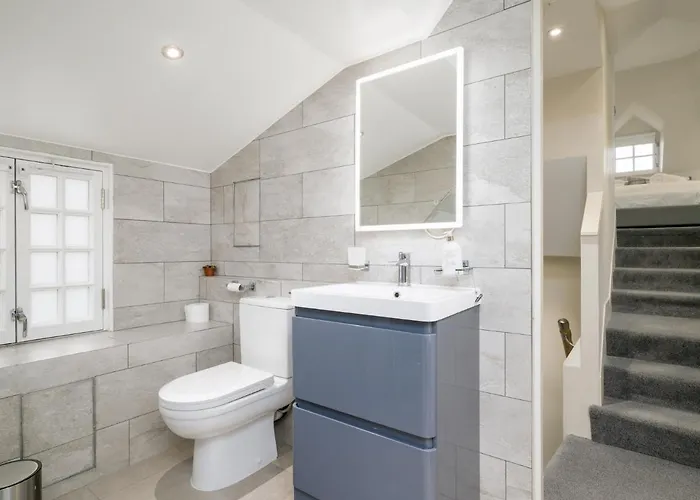 Historic Ramsay Garden Apt With Balcony Views - Pass The Keys דירה