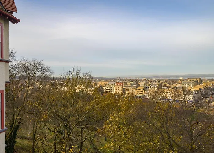 דירה Historic Ramsay Garden Apt With Balcony Views - Pass The Keys אדינבורו