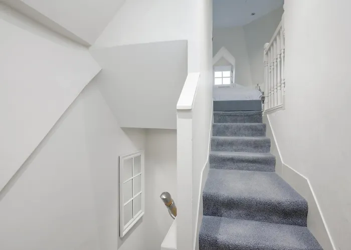 דירה Historic Ramsay Garden Apt With Balcony Views - Pass The Keys