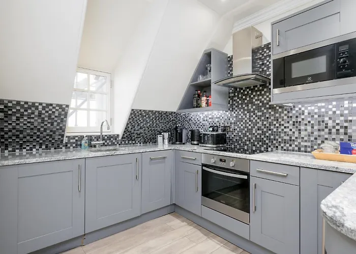 דירה Historic Ramsay Garden Apt With Balcony Views - Pass The Keys אדינבורו