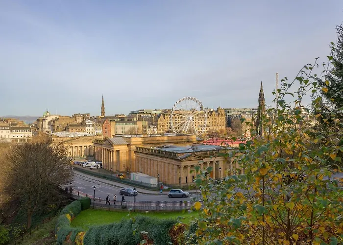 דירה Historic Ramsay Garden Apt With Balcony Views - Pass The Keys אדינבורו