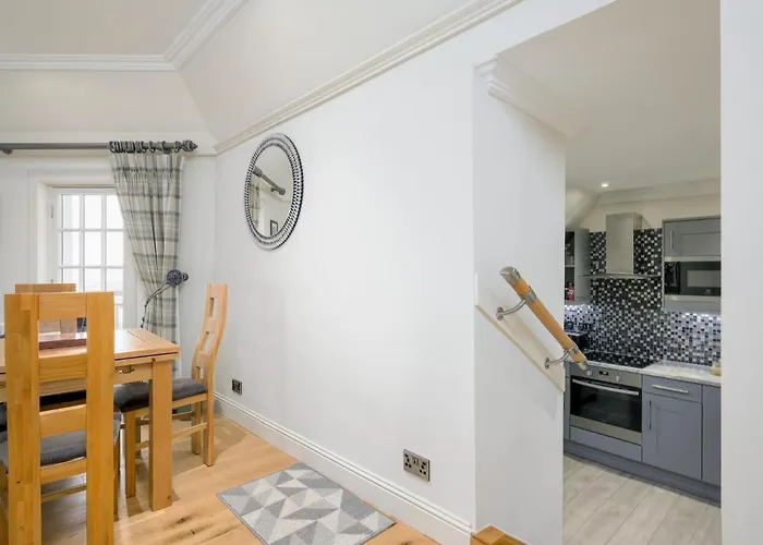 Historic Ramsay Garden Apt With Balcony Views - Pass The Keys דירה *