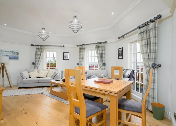 Historic Ramsay Garden Apt With Balcony Views - Pass The Keys אדינבורו