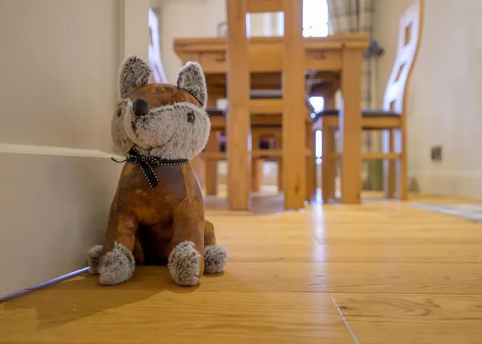 Historic Ramsay Garden Apt With Balcony Views - Pass The Keys אדינבורו