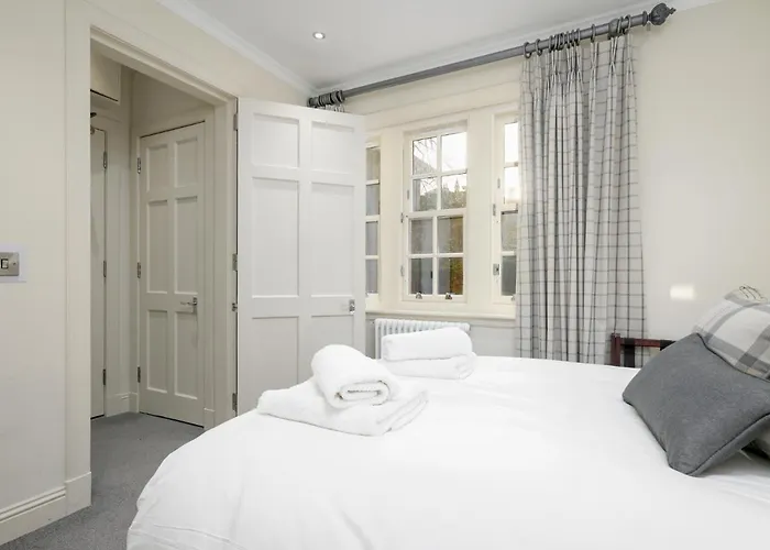 Historic Ramsay Garden Apt With Balcony Views - Pass The Keys *