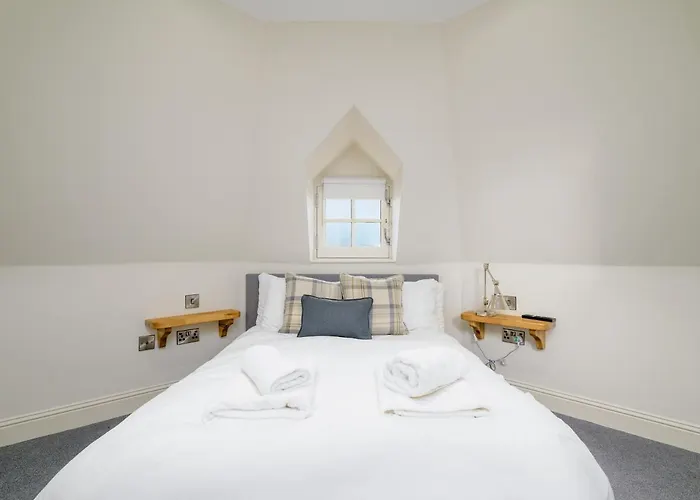 Historic Ramsay Garden Apt With Balcony Views - Pass The Keys * אדינבורו