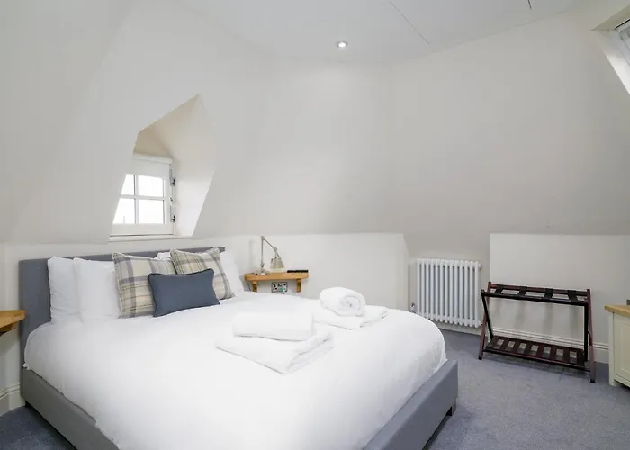 Historic Ramsay Garden Apt With Balcony Views - Pass The Keys דירה אדינבורו