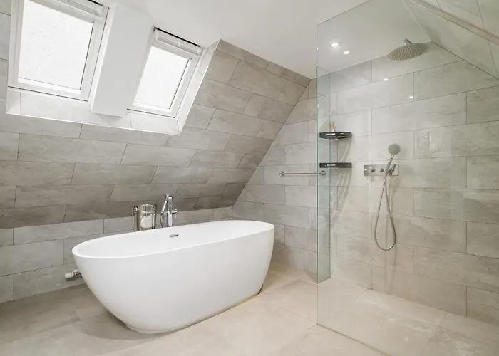 Historic Ramsay Garden Apt With Balcony Views - Pass The Keys * אדינבורו