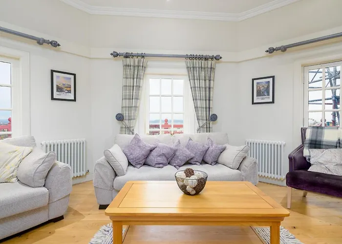 Historic Ramsay Garden Apt With Balcony Views - Pass The Keys דירה אדינבורו