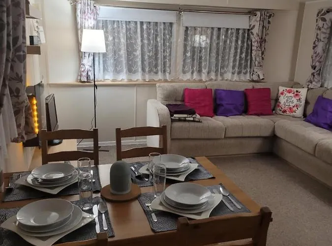 Cozy Caravan Near בית נופש אדינבורו