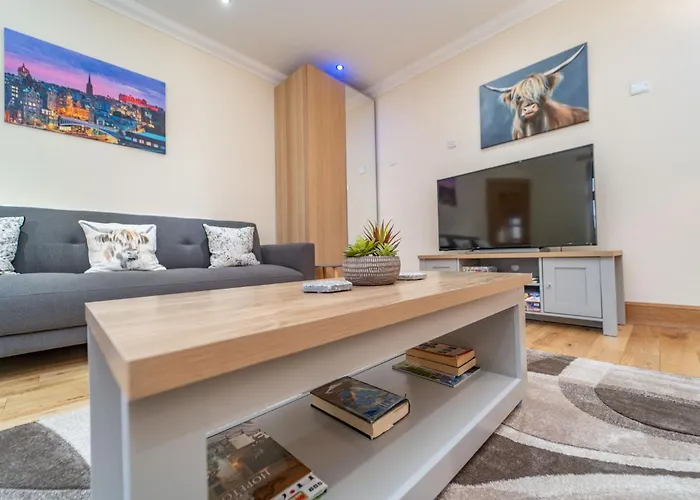 Spacious 3 Bed Townhouse With Parking