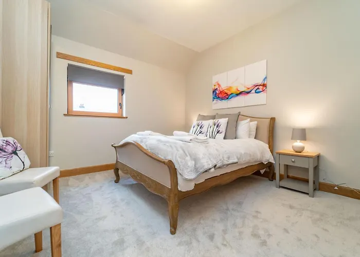 Spacious 3 Bed Townhouse With Parking